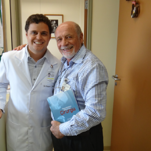 2012 | Foto com o Prof. Dr. Dário Birolini durante a residência de Cirurgia Geral Avançada | Local: Hospital das Clínicas da Universidade de São Paulo – São Paulo / SP