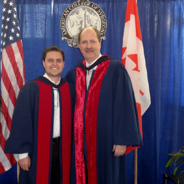 2016 | Cerimônia do Congresso do Colégio Americano de Cirurgiões para recepção dos novos Fellows do Colégio, junto com o presidente do Colégio Brasileiro de Cirurgiões Dr. Paulo Roberto Corsi que também estava recebendo o título.